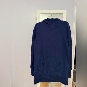 Moosejaw navy women’s tunic hoodie in size large.